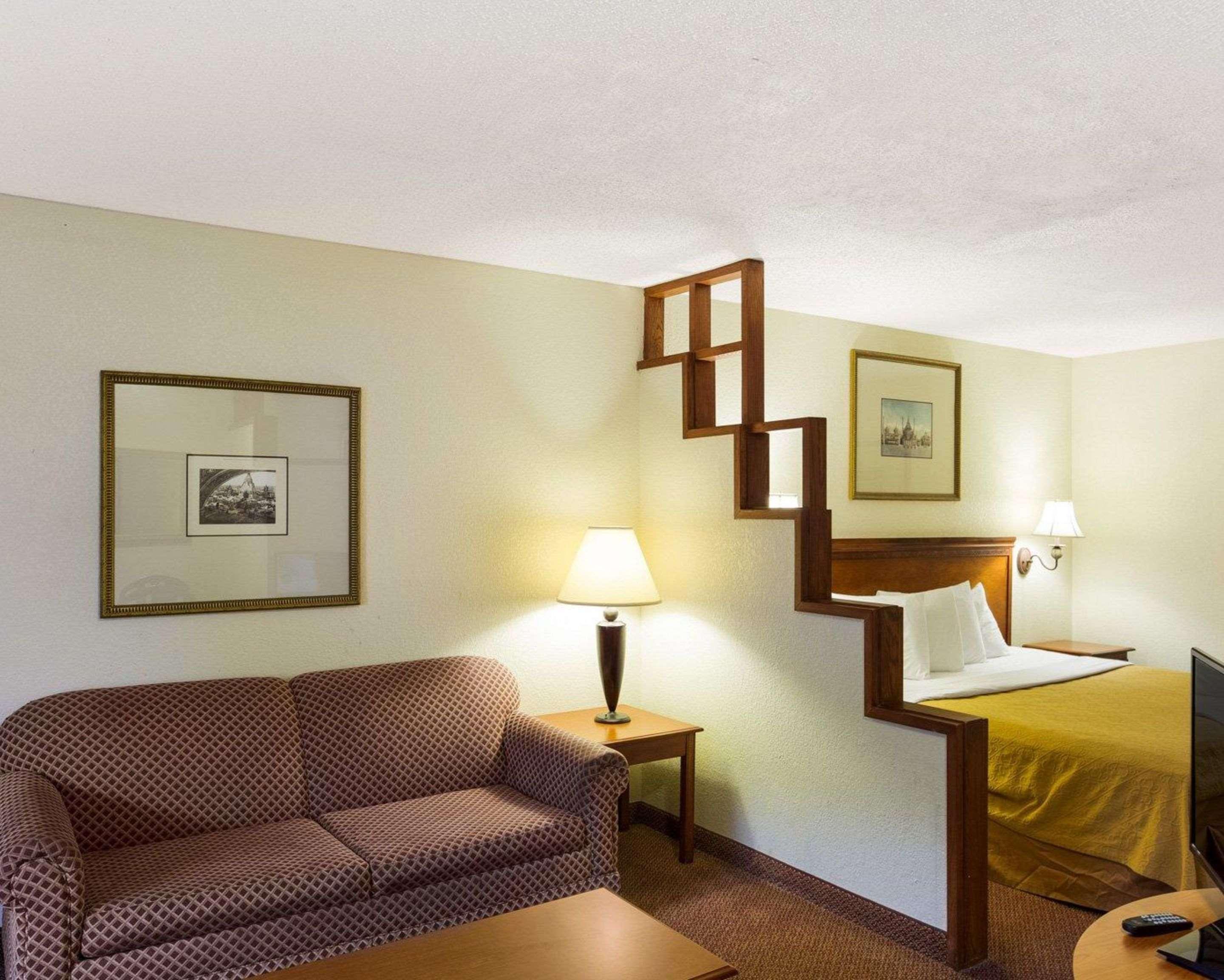 Rodeway Inn & Suites South Of Fiesta Park San Antonio Exterior photo